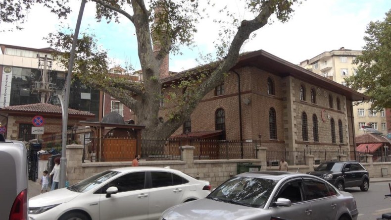 ‘Çınarlı Cami’, asırlık çınar ağaçlarıyla dikkat çekiyor.