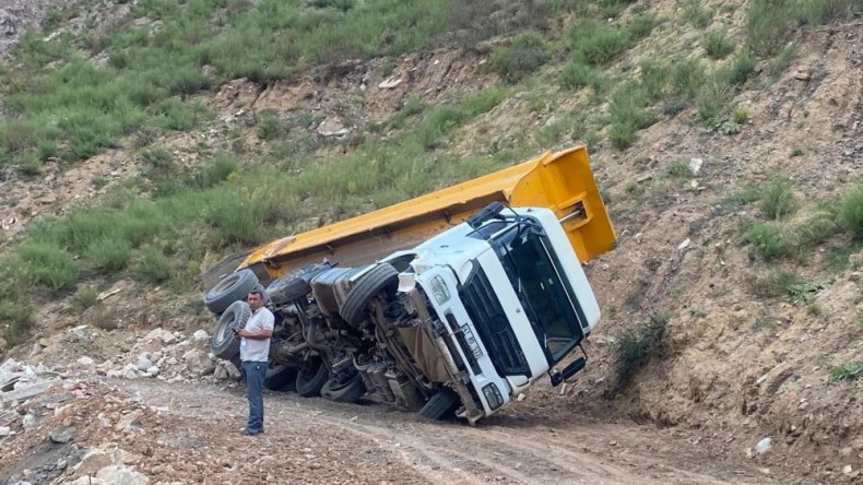 Kamyon yan yattı, sürücü ölümden döndü