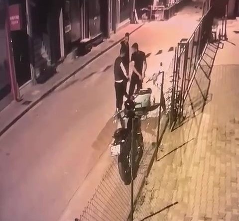 Eğlence mekanı önünde silahlı saldırı