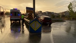 Otomobil bariyerlere çarptı, sürücü yaralandı