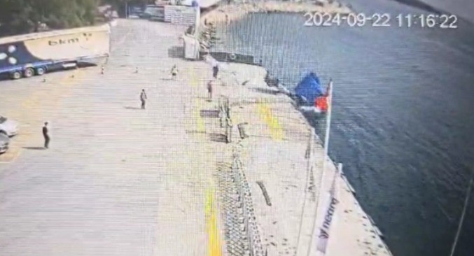 Freni boşalan TIR denize düştü