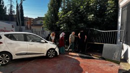 Otomobil evin bahçesine daldı: 2 kardeş ve anneanne yaralandı