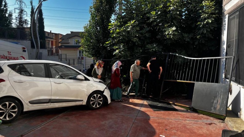 Otomobil evin bahçesine daldı: 2 kardeş ve anneanne yaralandı