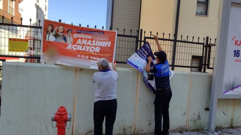 İzinsiz asılan afişler kaldırılıyor