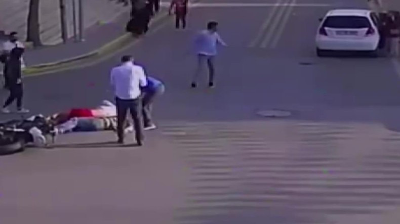 Otomobil ile motosiklet çarpıştı: 1’i ağır 2 yaralı