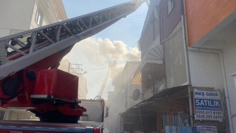 Çatı tadilatında çıkan yangın korkuttu