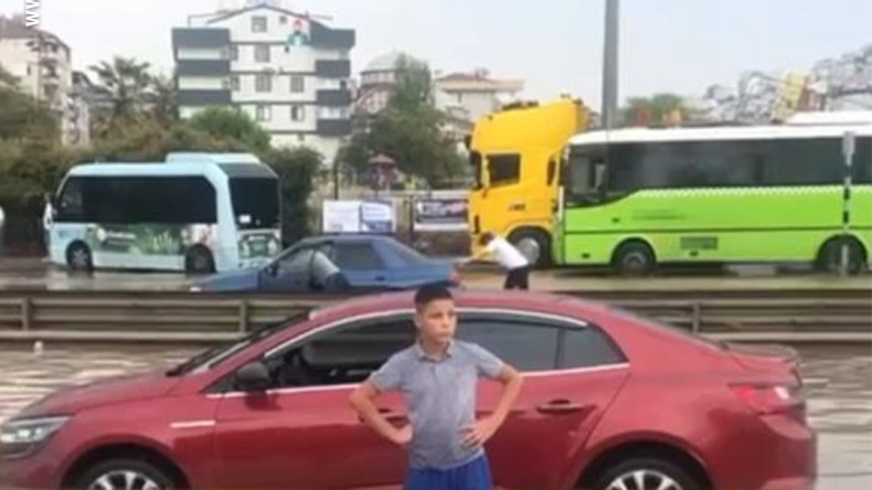 Sokaklar göle döndü, yol trafiğe kapandı