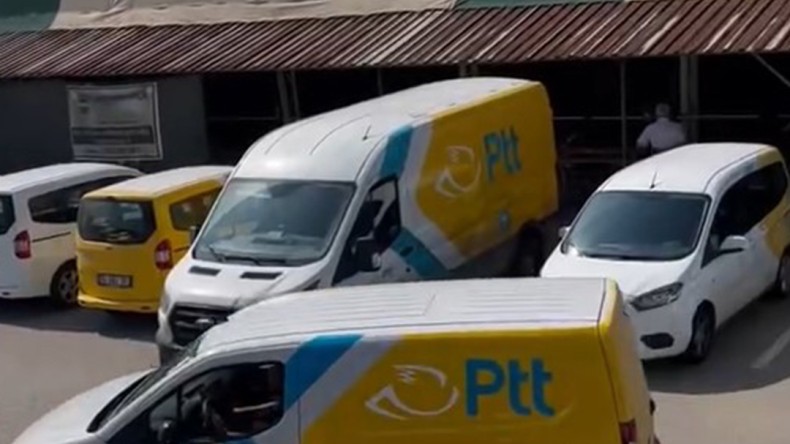 Vatandaşlar tepki gösterdi: PTT’nin araçlarıyla halı saha maçına geldiler