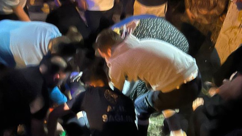 Demir yüklü kamyonet devrildi, 3 çocuk demirlerin altında kaldı