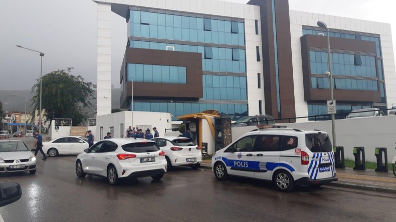 Yanlışlıkla abisini vurdu, polisi aradı