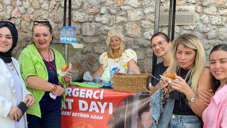 ‘Kapanca Sokak Festivali’nde İzmit’in markası ‘Efsane Hamburger’ mest etti