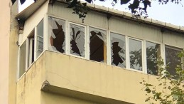 Aylarca önce yangın çıktı, kırık camlar hala tehlike saçıyor