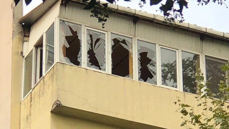 Aylarca önce yangın çıktı, kırık camlar hala tehlike saçıyor