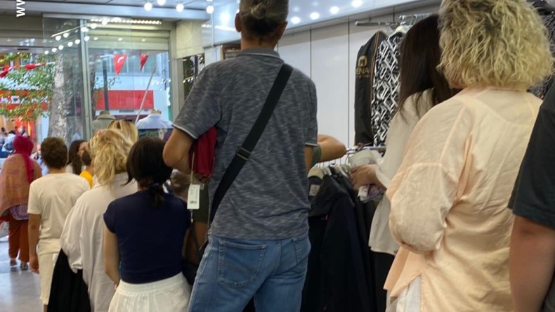 İzmit’te okul izdihamı: Metrelerce kuyruk oluştu