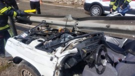 Otomobil bariyerlere ok gibi saplandı: 1 ölü, 2 yaralı