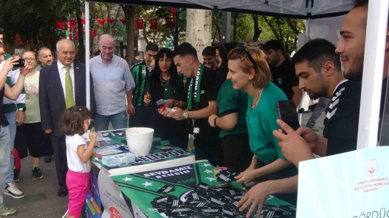 Kocaelispor’dan kız çocuklarına hediye