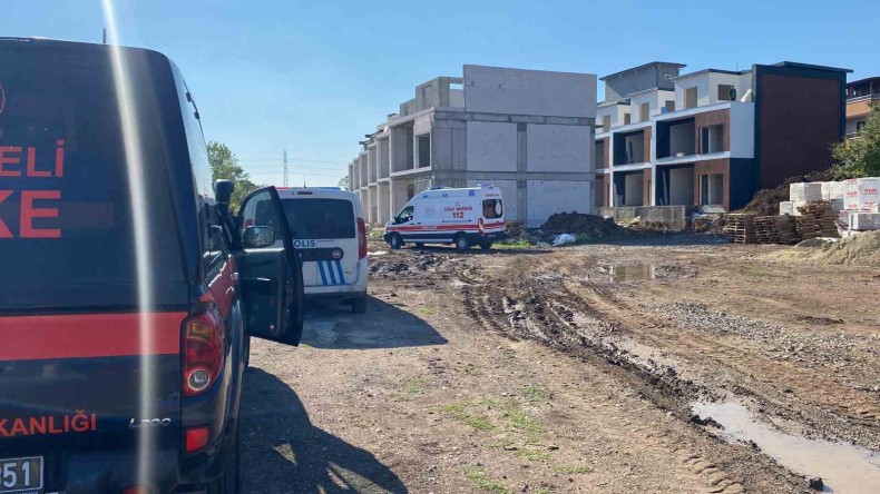 İnşaat halindeki binada işçi iskeleden düştü