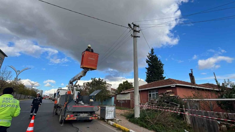 TIR’ın çarptığı elektrik direği devrildi