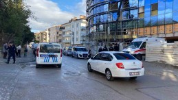 İnşaatta ayağı takılan işçi merdivenlerden düştü