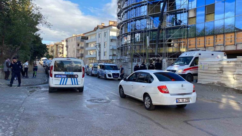 İnşaatta ayağı takılan işçi merdivenlerden düştü