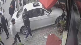 Otomobil güzellik merkezine daldı, 2 kişi aracın altında kaldı