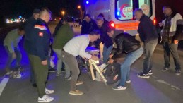 Motosiklet yayaya çarptı: 2 ağır yaralı
