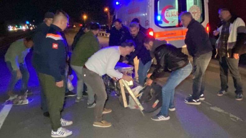 Motosiklet yayaya çarptı: 2 ağır yaralı