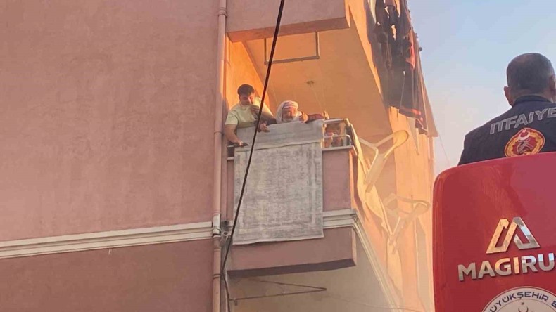 4 katlı binada yangın paniği: 2’si çocuk 3 kişiyi itfaiye kurtardı