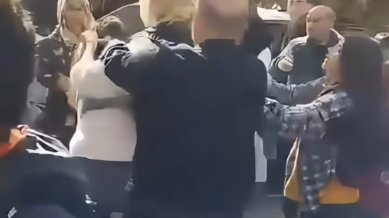 Veliler, öğrencilerin gözü önünde saç saça baş başa kavga etti