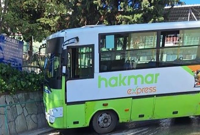 İzmit Tavşantepe’de kaza: Araç duvara çarptı