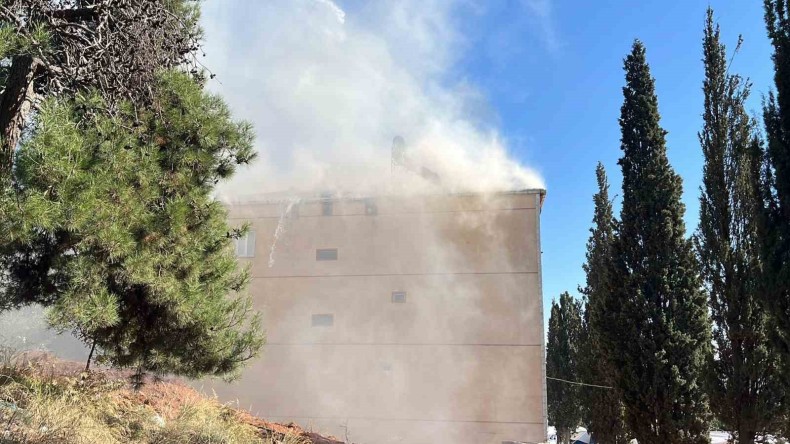 Binada yangın: Çatı alevlere teslim oldu