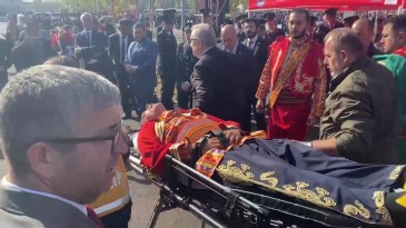 Bir anda yere yığıldı, görenlerin yüreği ağzına geldi