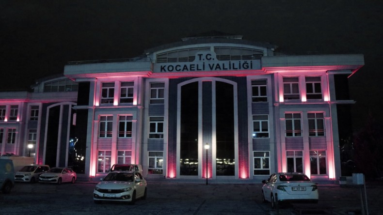 Kocaeli’de Valilik Kompleksi ve üstgeçitler Pembe renkle donatıldı