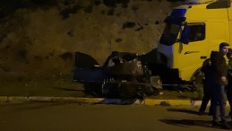 TIR otomobile çarptı: Sürücüden acı haber