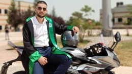 Köpeklerden kaçarken kaza yapan genç yaşam savaşı veriyor