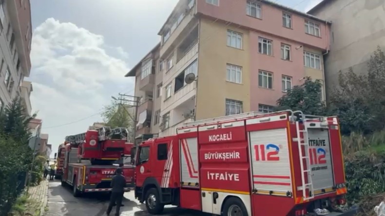 Apartmanda yangın: 1’i bebek 5 kişi hastaneye kaldırıldı