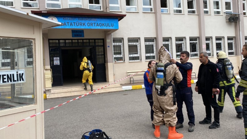 Okulda panik: Öğrenci ve iki çalışan hastaneye kaldırıldı