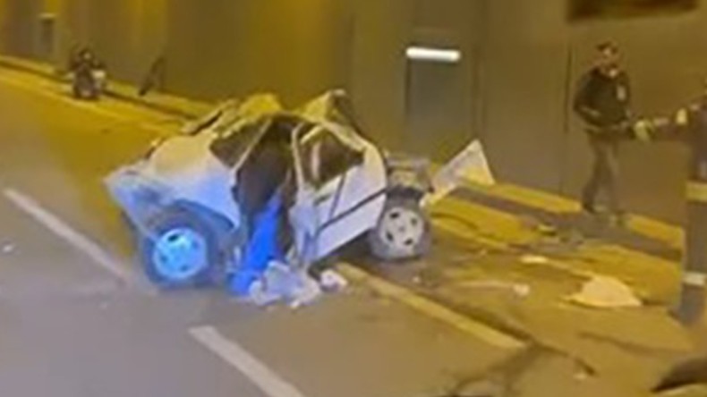 TIR’a çarpan otomobil kağıt gibi ezildi