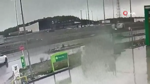 24 yaşındaki genç kazaya yardım etmek isterken can verdi