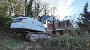 Belediye başkanı talimat verdi, kaçak yapılar yıkıldı