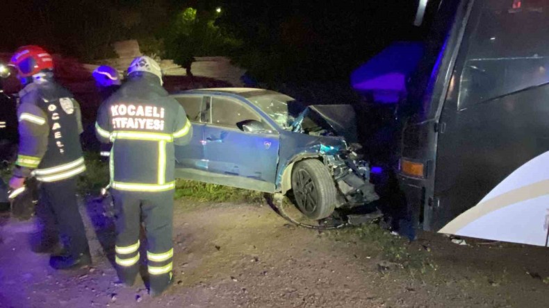 İzmit’te kaza: Otomobil park halindeki karavana çarptı