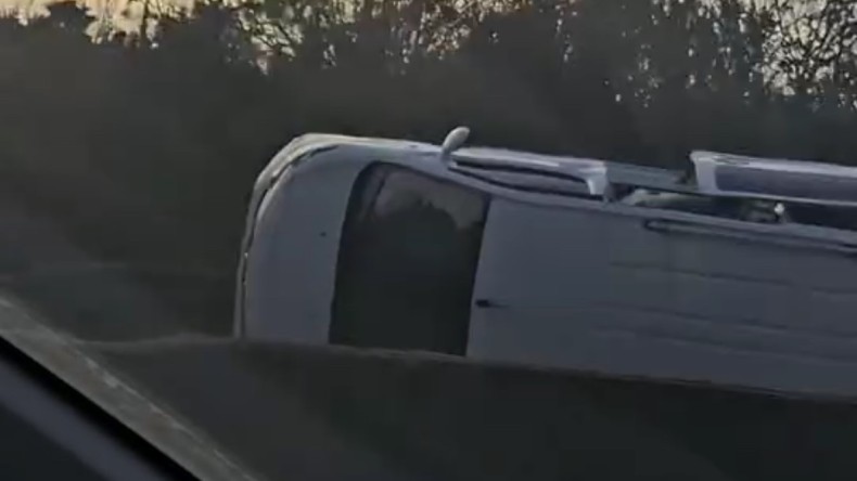 Hafif ticari araç yan yattı: 4 yaralı