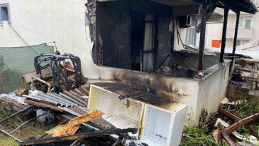 Korkunç yangın: Evin içi küle döndü