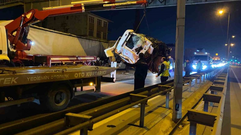 2 tırın karıştığı kazada sürücü ağır yaralandı