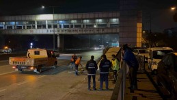 İzmit’te kontrolden çıkan araç durağa daldı