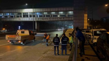 İzmit’te kontrolden çıkan araç durağa daldı