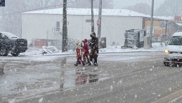 Kocaeli’de kar yağdı, üniversiteli genç mutlu oldu