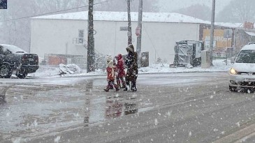 Kocaeli’de kar yağdı, üniversiteli genç mutlu oldu