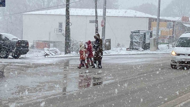 Kocaeli’de kar yağdı, üniversiteli genç mutlu oldu