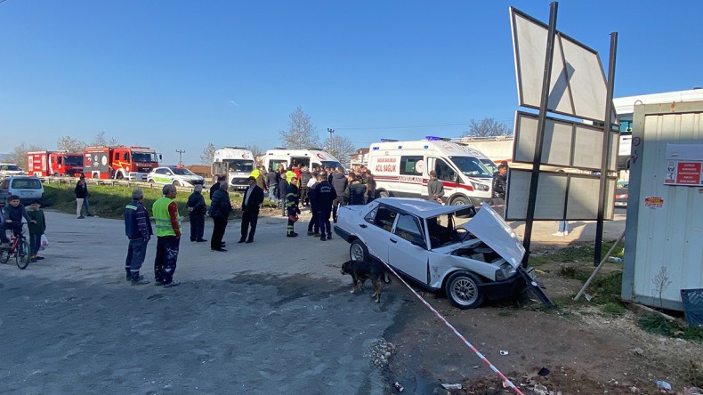 Tırla çarpışan otomobil parçalandı: 4’ü çocuk 6 yaralı
